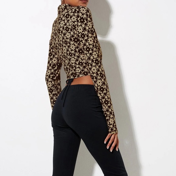 MOTEL: Ryals Crop Top in Patchwork Daisy Brown - Picture 3 of 8